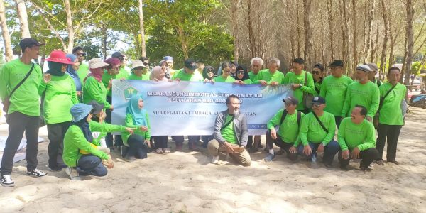 RT/RW Kelurahan Oro-oro Dowo Healing to the Beach Hilangkan Penat Pasca Pemilu 2024